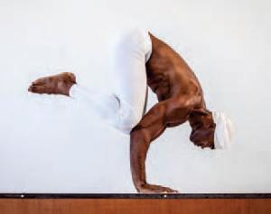Keith Mitchell, an NFL linebacker-turned-yogi