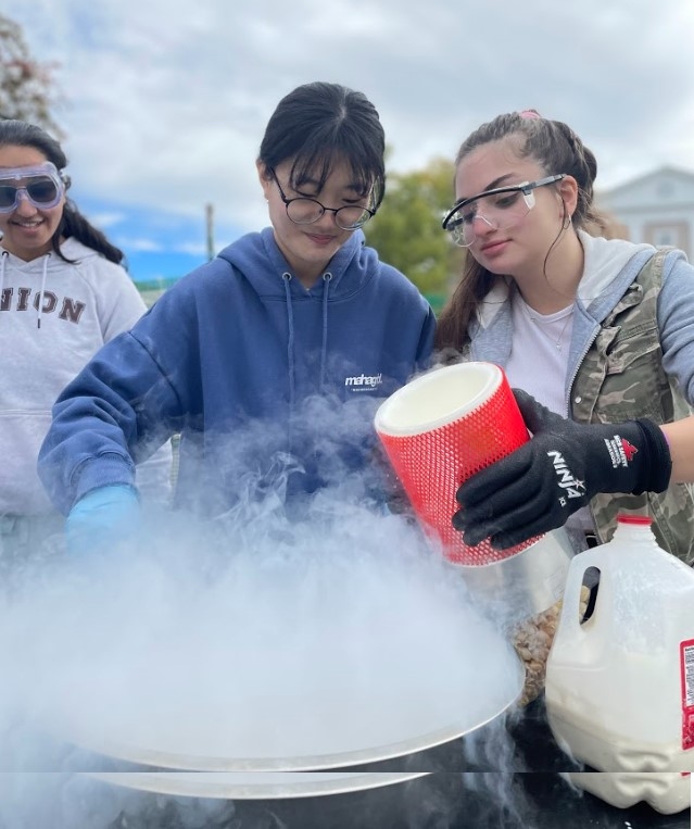 Chem Club makes nitrogen icecream