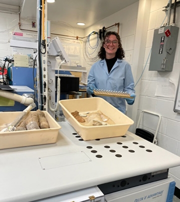 Stella Rowley ‘24 preparing coral samples for analysis