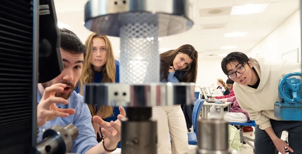Union students in a biomedical engineering lab class.
