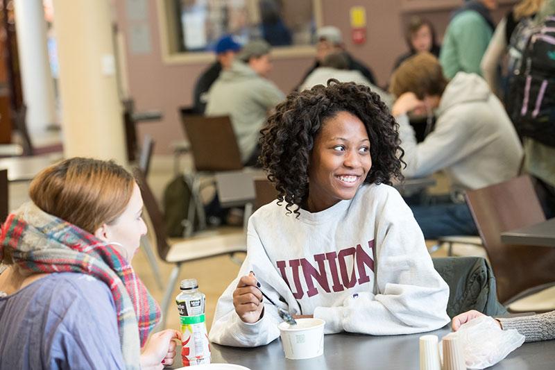 Students eating in Dutch Hollow