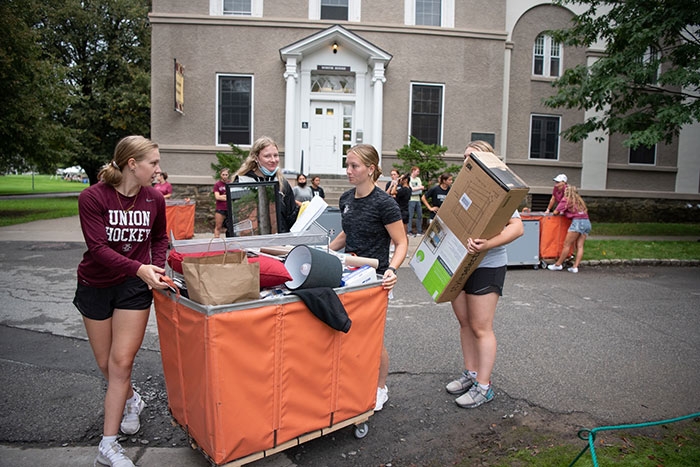 A photo of students moving onto campus