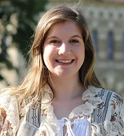 Helen Smith '22 in front of the Nott Memorial
