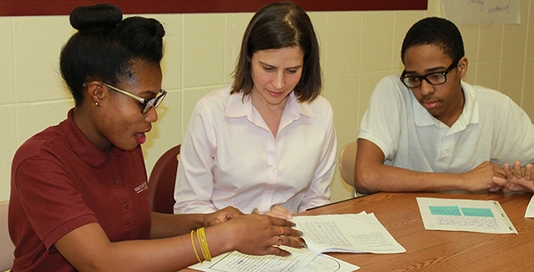 Sara Dingledy '94 works with tenth-graders Samiria Bertsche and Robert Reyes