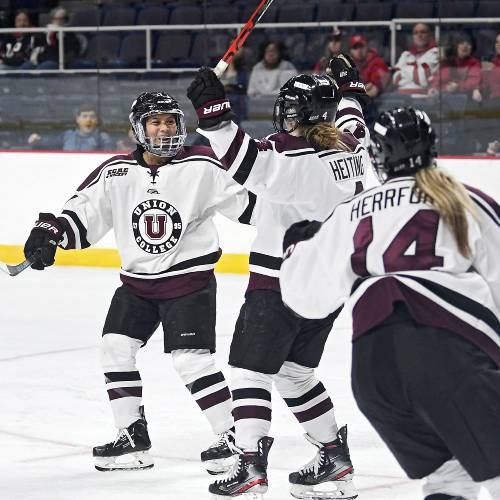 Women's hockey celebrate a victory