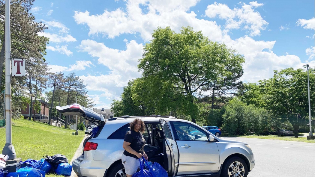  First-year parent Kimberly Gueviaro packing upa  car