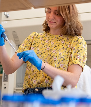 Natalie Prevenza ’23 doing research 