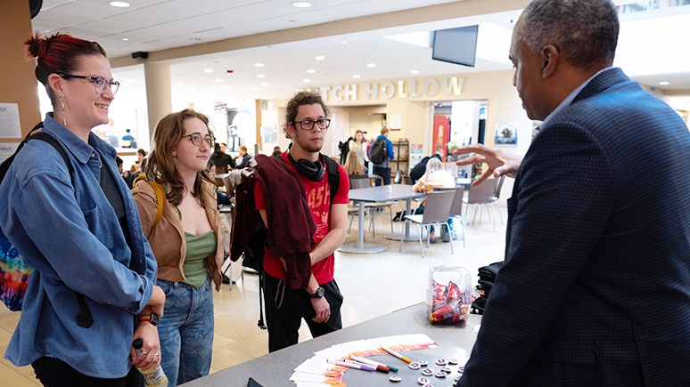 David Harris talking with students about the Union College Challenge