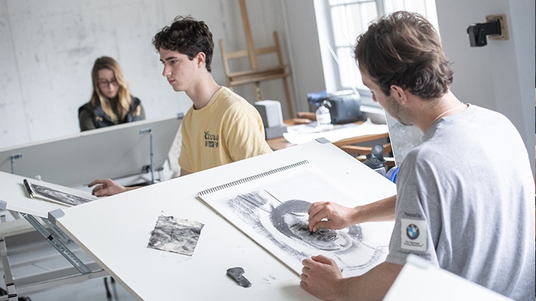 Students taking an illustration class help in the Feigenbaum Visual Arts center
