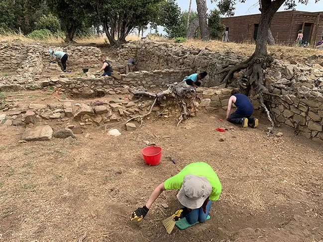 Students are pictured on an&nbsp;archaeological&nbsp;dig in&nbsp;Populonia, Italy.