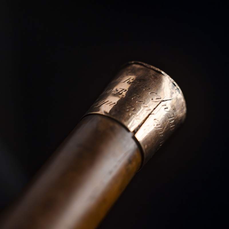 The gold top of the walking stick of Dirck Romeyn.