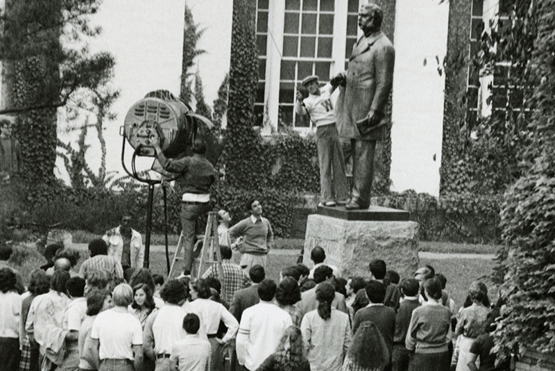 Robert Redford climbing the Chester Arthur statue during the filming of one of the movie's scenes