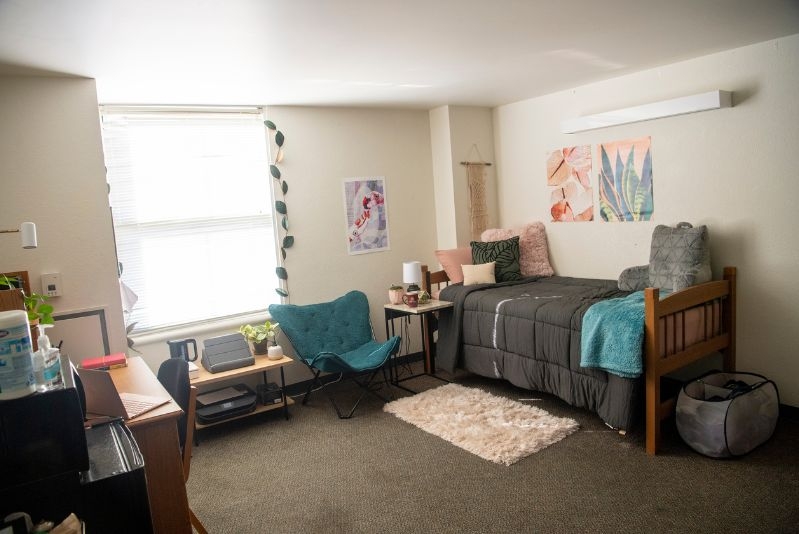 CPH single room with bed and desk