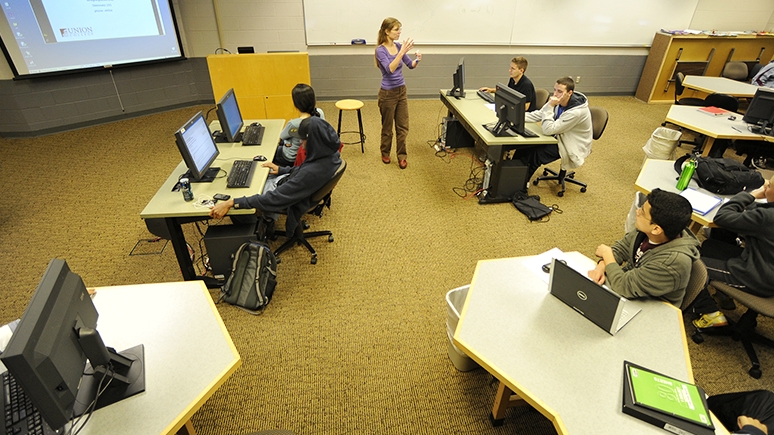 Associate Professor of  Computer Science Kristina  Striegnitz teaches a class