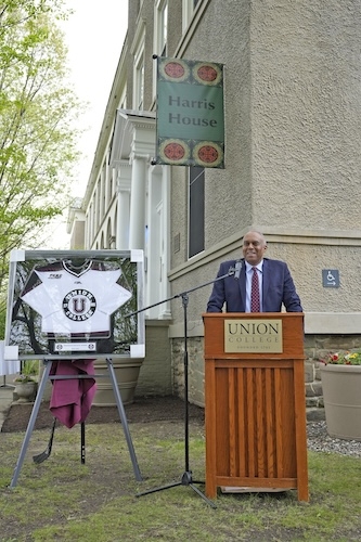 More than 20 years after it opened its intellectual doors as one of the original Minerva Houses, Green House has a new name: Harris House. The campus community gathered Thursday night to officially dedicate Harris House, named in honor of President David R. Harris for his leadership and contributions as Union’s 19th president.