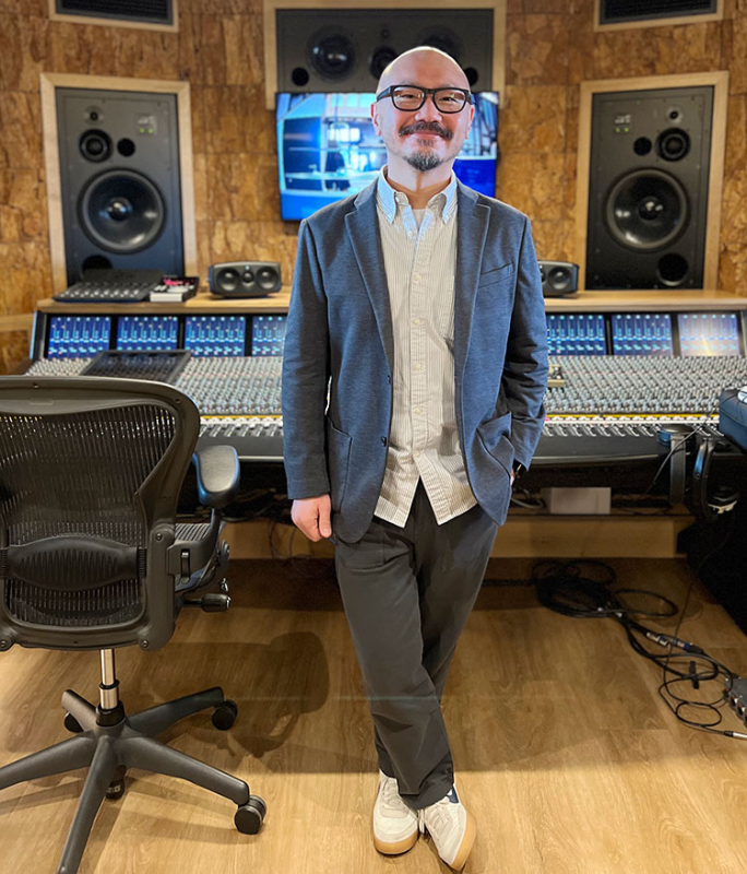 Pakk Hui '00 in is recording studio