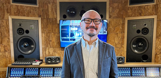 Pakk Hui '00 in is recording studio