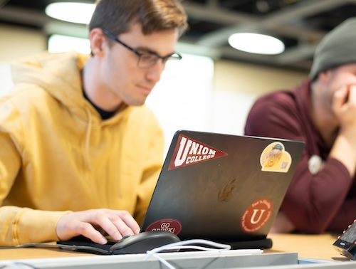 Starting this fall, Union will begin offering academic microcredentials, which are designed to help students gain specific in-demand skills and competencies to make them more desirable to prospective employers. Complementing Union’s traditional liberal arts curriculum, the pilot microcredentials being offered will focus on personal finance, artificial intelligence and Microsoft Excel. They will be taught by Union faculty or alumni. Additional offerings are planned for later. The free microcredentials, a dis