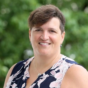 Amanda Iverson headshot