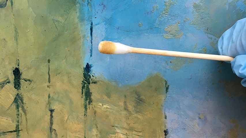 Removing the varnish on a painting