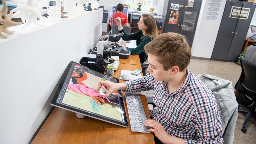 Students in the Digital Arts classroom in the Feigenbaum Center for Visual Arts