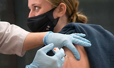 Darby Leid ’22 getting vaccinated