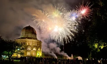 A crwod enjoying ReUnion fireworks