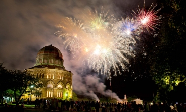 A crwod enjoying ReUnion fireworks