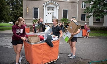 Students moving into campus