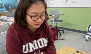 ia (Scarlett) Wei ’23 works on a robot ahead of the annual Institute of Electrical and Electronics Engineers (IEEE) Region 1 Micromouse Competition Saturday. This is the first time Union has hosted the competition, which features students from a handful of schools.
