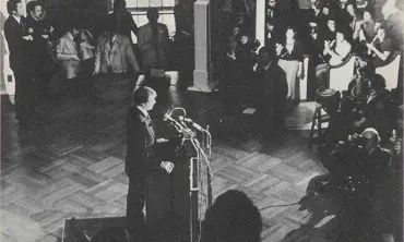 Jimmy Carter in Old Chapel talking with Union students