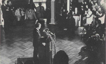 Jimmy Carter in Old Chapel talking with Union students