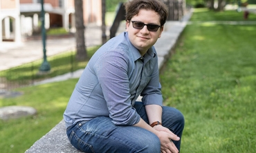 At Prize Day, Michael Rosenbaum ’23 received the Charles M. Tidmarch Prize, awarded to the senior political science student who has written the best thesis. He became the third generation of the Rosenbaum family with their own unique connection to longtime Union political science professor Charles Tidmarch.