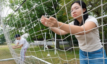 On a hot, sticky morning, Zaid Fafouri ’26 and Austin Gregory ’25 took turns kicking soccer balls into a net at Garis Field. Over the course of two hours, they would repeat this routine hundreds of times. Thud. Thud. Thud. Crouched safely behind the net, Nguyen Ho ’26 collected data into her laptop from a series of sensors attached to the netting. Each shot generates 1,800 pieces of data. After the final kick, they will retreat to a lab to analyze the data