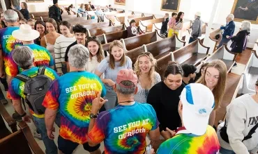 Students warmly greet alumni attending Reunion in Memorial Chapel.