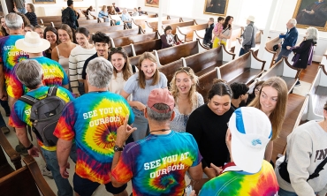 Students warmly greet alumni attending Reunion in Memorial Chapel.