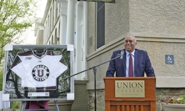 More than 20 years after it opened its intellectual doors as one of the original Minerva Houses, Green House has a new name: Harris House. The campus community gathered Thursday night to officially dedicate Harris House, named in honor of President David R. Harris for his leadership and contributions as Union’s 19th president.