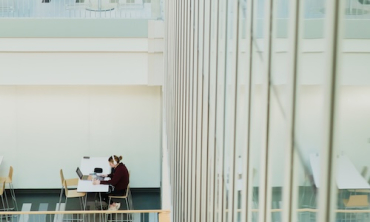 Starting this fall, Union will begin offering academic microcredentials, which are designed to help students gain specific in-demand skills and competencies to make them more desirable to prospective employers. Complementing Union’s traditional liberal arts curriculum, the pilot microcredentials being offered will focus on personal finance, artificial intelligence and Microsoft Excel. They will be taught by Union faculty or alumni. Additional offerings are planned for later. The free microcredentials, a dis