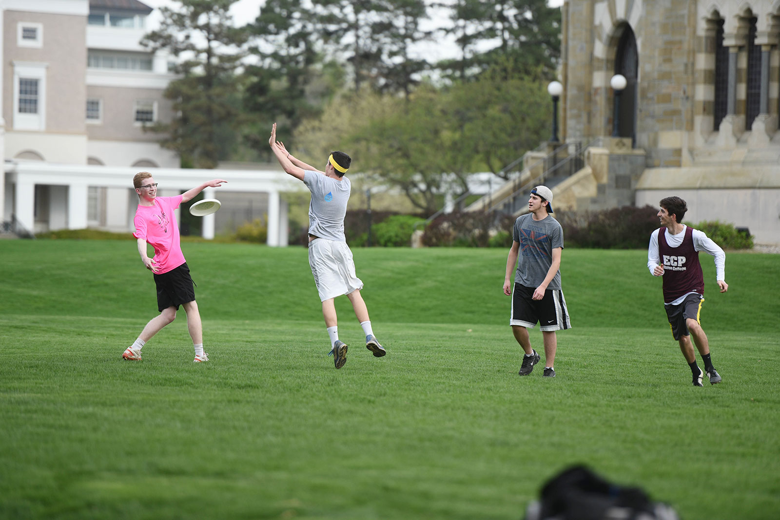 
A group of students playing frisbee golf on the lawn, with the library and Nott Memorial visible in the background.