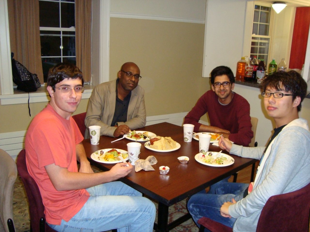 Students eating dinner at Physics 100 First-Year Seminar
